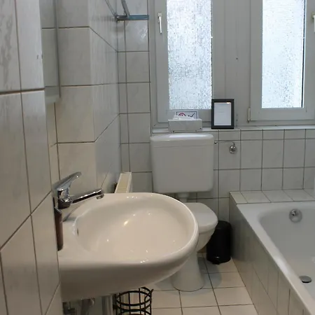 Zentral Gelegene Im Erdgeschoss Fuer 3 Personen - Kueche, Waschmaschine, Zwei Schlafzimmer * Paderborn