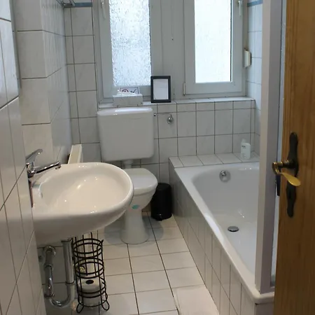 Zentral Gelegene Im Erdgeschoss Fuer 3 Personen - Kueche, Waschmaschine, Zwei Schlafzimmer * Paderborn